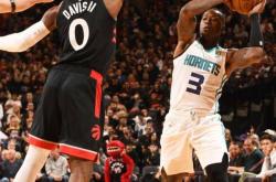 开云体育官网-猛龙客场击败勇士，洛瑞砍下分