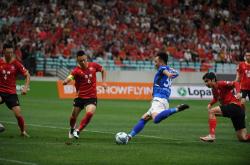 开云体育官方网站-世界足坛巨星争锋之际，球场对决白热化