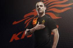 开云官方app入口-赛道与球场的双重奏，F1街道赛的极速狂飙与独行侠的战术压制