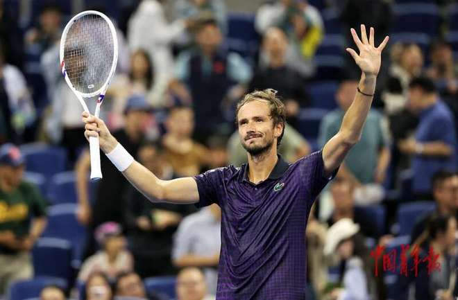 关于德国网球队逆转英国网球队,梅德韦杰夫制霸全场的信息 关于德国网球队逆转英国网球队,梅德韦杰夫制霸全场的信息