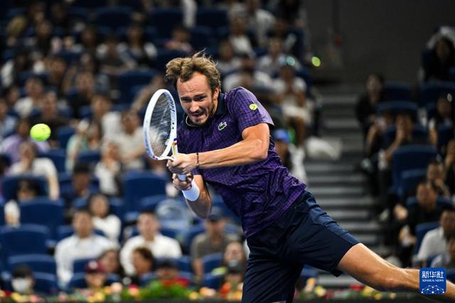 关于德国网球队逆转英国网球队,梅德韦杰夫制霸全场的信息 关于德国网球队逆转英国网球队,梅德韦杰夫制霸全场的信息