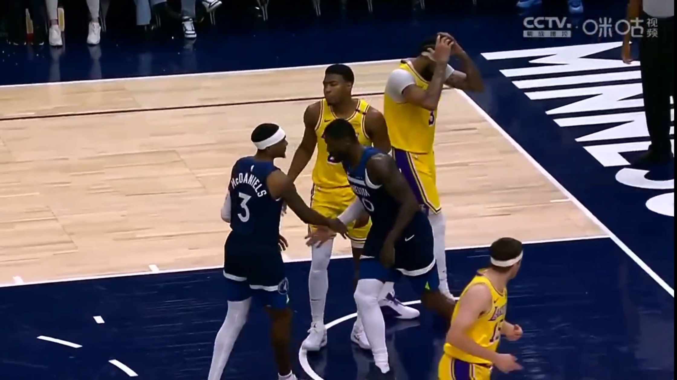 场面混乱,双方球员纠缠不清 场面混乱,双方球员纠缠不清