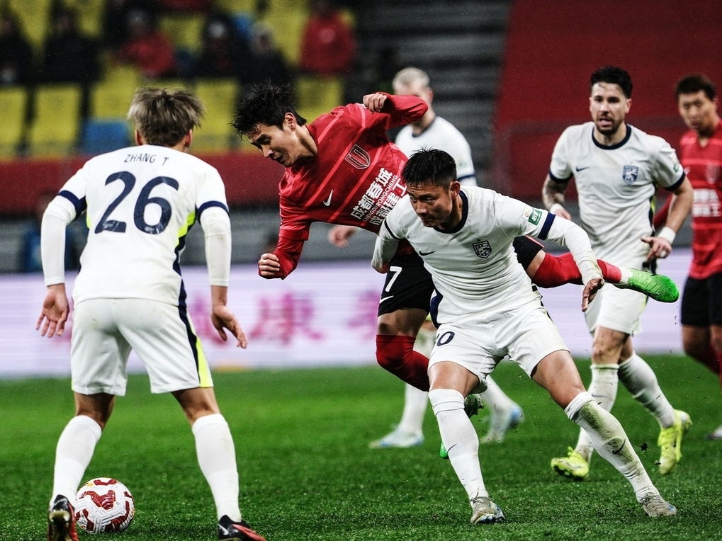 包含国内足球联赛：球队对决再掀激烈战火的词条