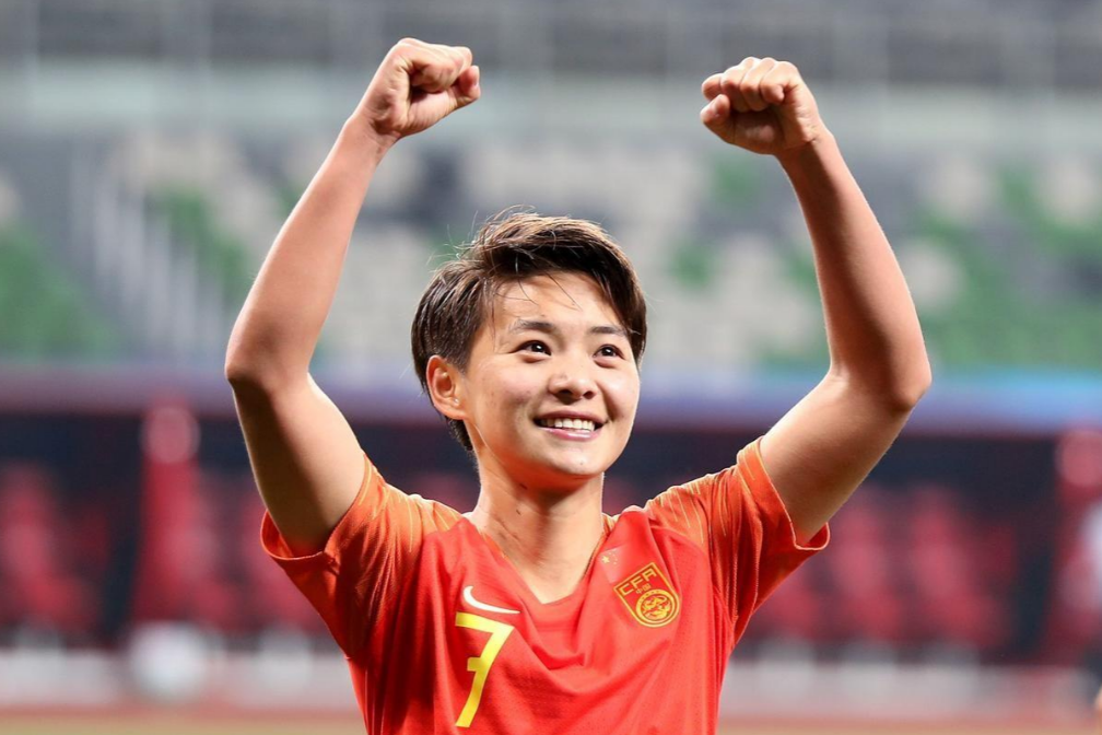 体育精神：女足选手比赛中拼搏奋斗的简单介绍