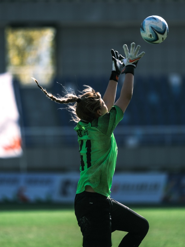 体育精神：女足选手比赛中拼搏奋斗的简单介绍