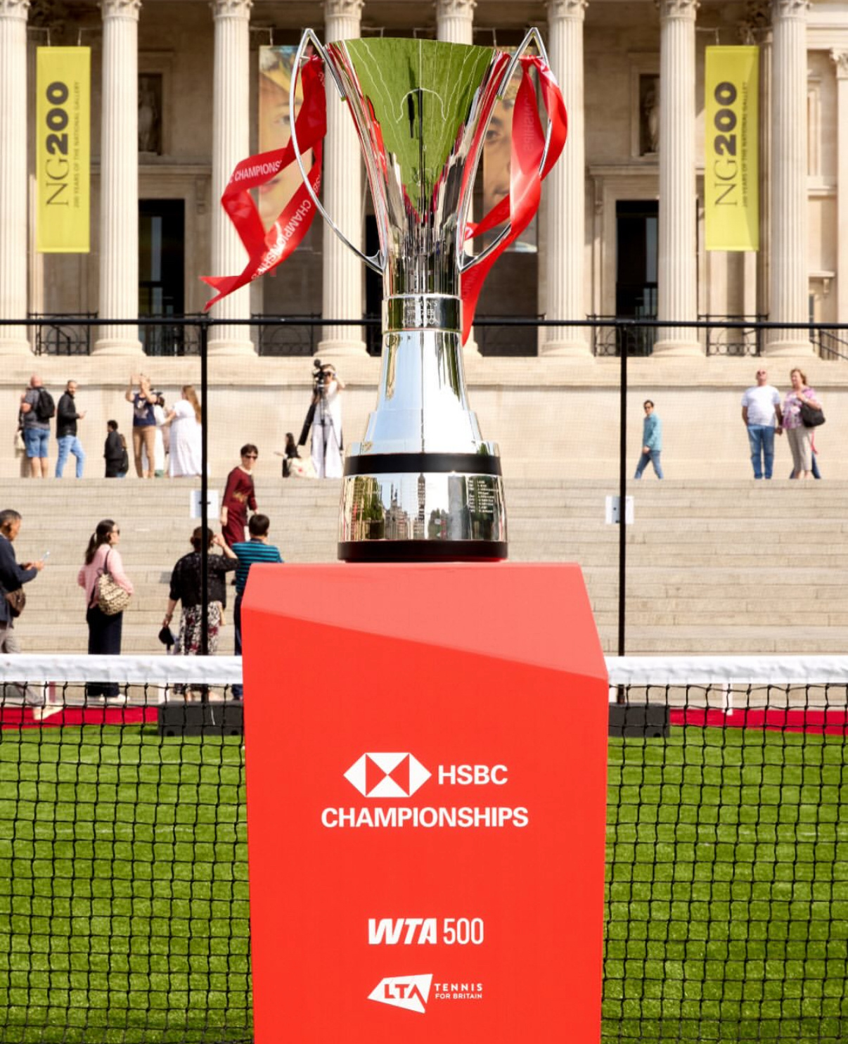 包含莱比锡红牛队取得连胜，积分榜上升至第二位的词条