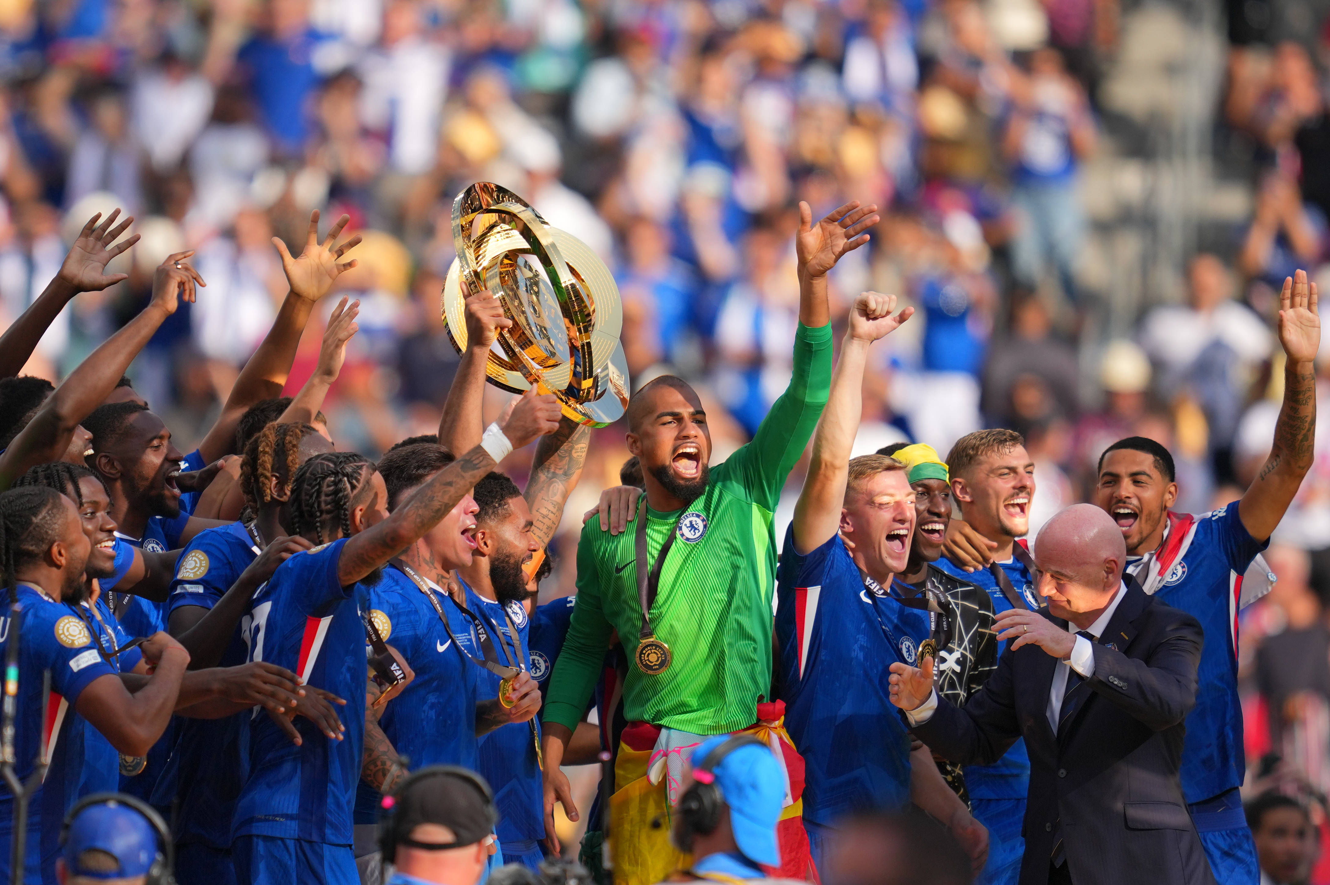 包含切尔西客场告捷，展现冠军风采的词条