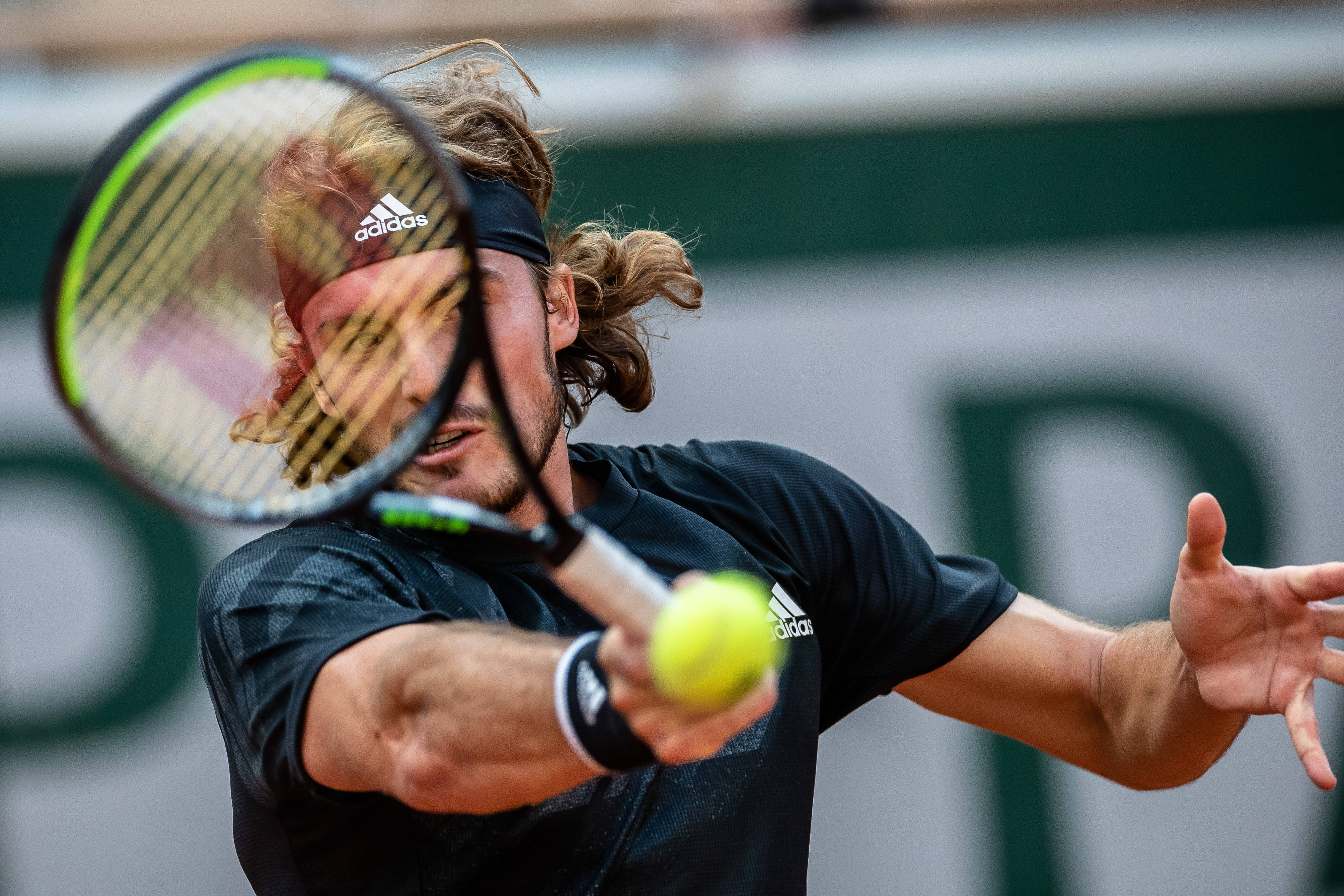 包含美国网球队险胜西班牙网球队，西西帕斯三分雨点燃全场的词条